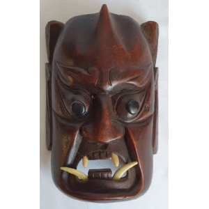 Japans masker met tanden